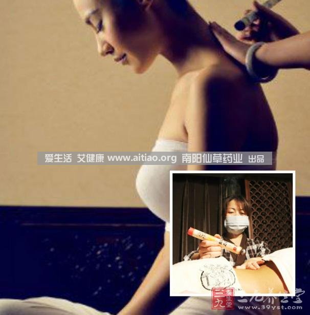 足三里穴是位于外膝的下3寸、脛骨外側一橫指左右的位置，艾灸10-15分鐘即可，需堅持一段時(shí)間，很快可以看到祛濕的效果。