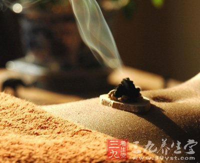 中醫養生 巧用艾灸治療手腳出汗